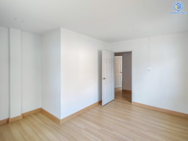 บ้านมืองสองตกแต่งใหม่ ม.พระปิ่น 2 บรมราชชนนี บ้านพร้อมอยู่ หลังใหญ่ บนเนื้อที่ 25.5 ตร.ว. ฟังก์ชัน 2 ห้องนอน 2 ห้องน้ำ 1 ที่จอดรถ บนทำเลศักยภาพ เดินทางสะดวก เชื่อมต่อถ.บรมราชชนนี, ถ.ศาลาธรรมสพ ใกล้ม.มหิดล และจุดขึ้นทางด่วน "ศรีรัช"